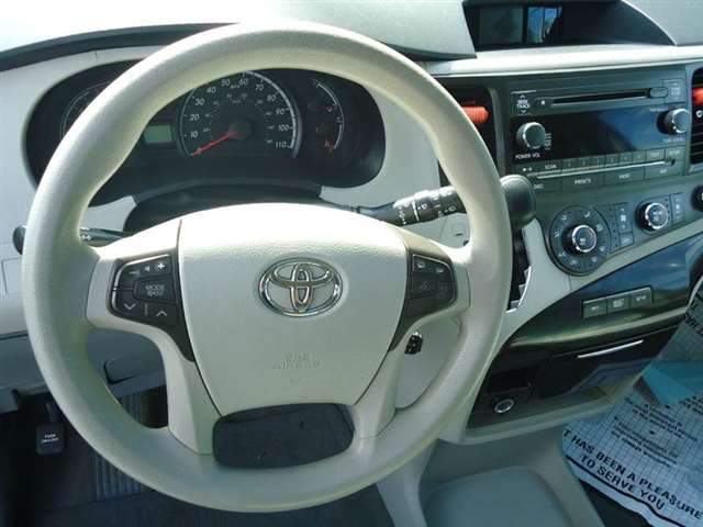 Toyota Sienna 2011 photo 14